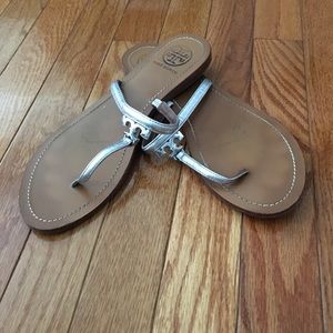 T LOGO METALLIC FLAT THONG SANDAL
